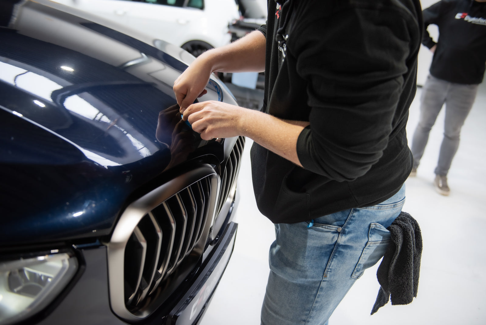 Montage van een grille in de werkplaats