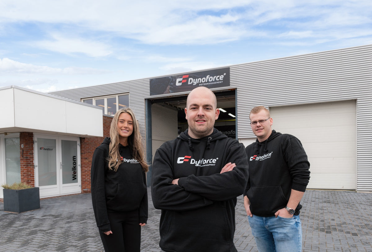 Het team buiten voor het pand