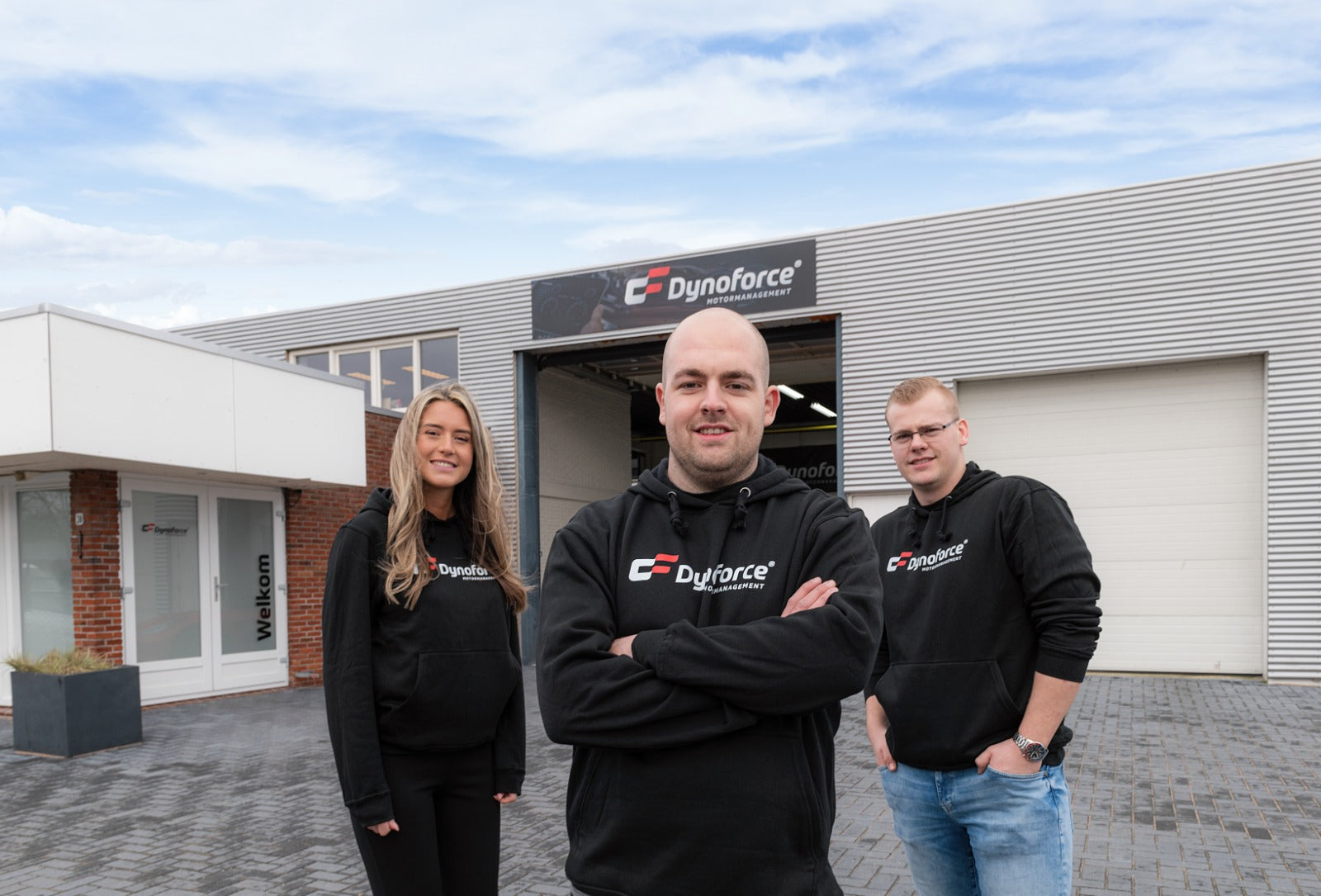 Het team buiten voor het pand