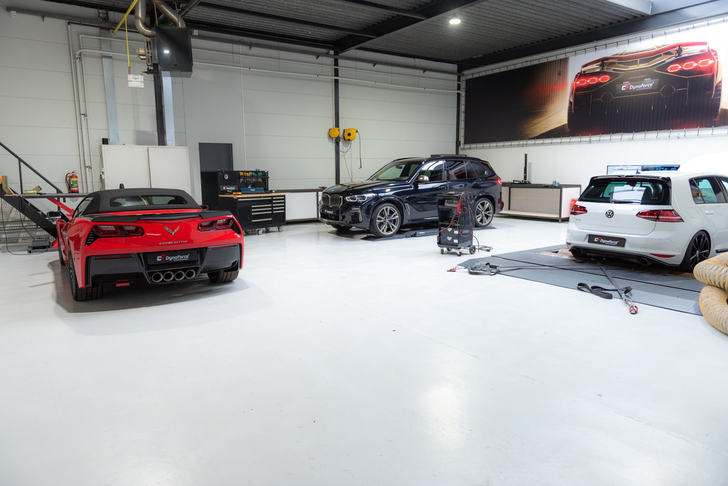 Drie auto's in de werkplaats